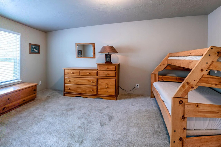 Bedroom 2, Callahan s Mountain Lodge, Jackson