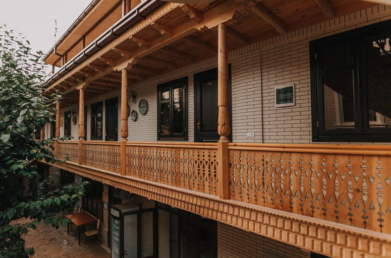 Exterior & Views