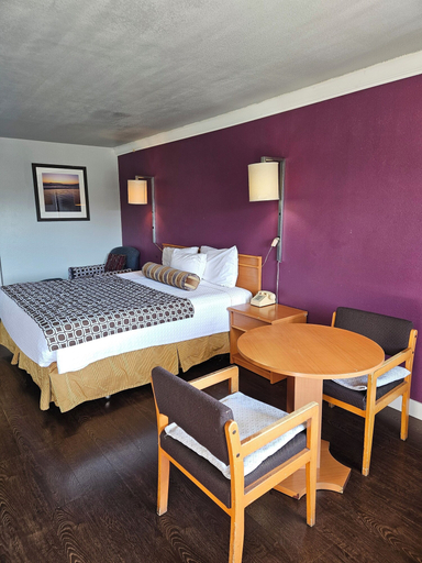 Bedroom 3, Fullerton Inn, Orange