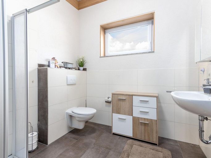 Bathroom 3, Behindertengerechtes Bungalow am Kronenburger See, Vulkaneifel