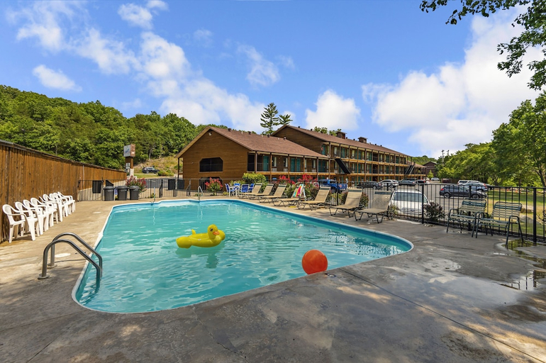 Sport & Beauty 2, The Ozarker Lodge, Taney