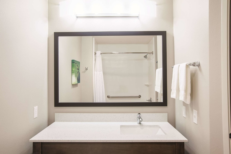 Bathroom 4, La Quinta Inn & Suites by Wyndham Tulsa Broken Arrow, Tulsa