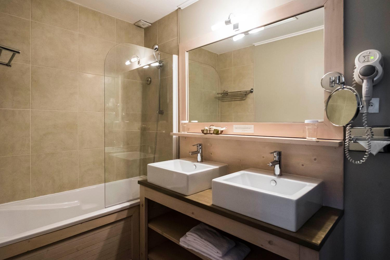 Bathroom 3, Logis Hotel de La Maree - Face a l'ocean - Ile de Re, Charente-Maritime