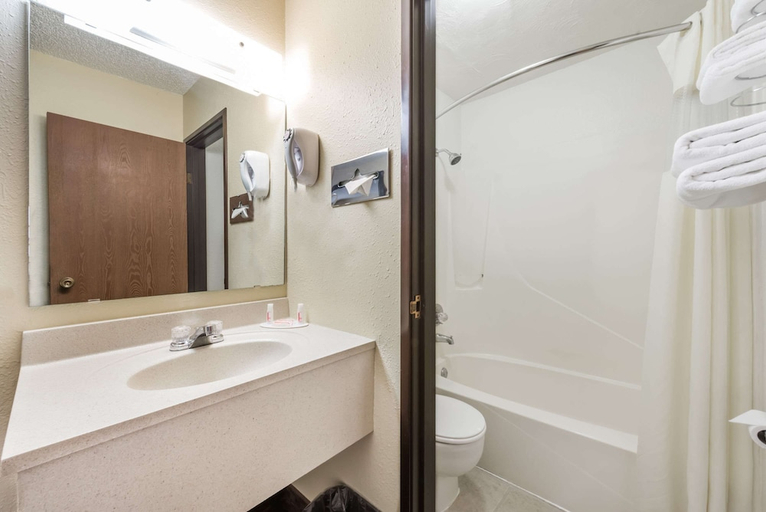 Bathroom 3, Super 8 by Wyndham Canon City, Fremont