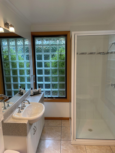 Bathroom 4, Abs by the Bay, Tasman