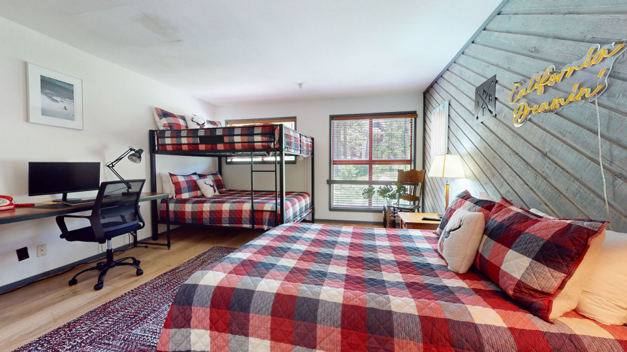 Room 2, Aspen Creek #115 2 Bedroom Condo by RedAwning, Mono
