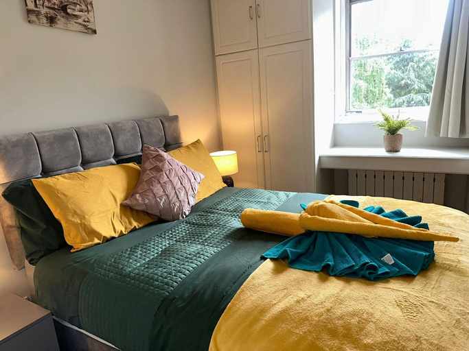 Bedroom 3, London Luxury Apartment up to 8 Guests, London