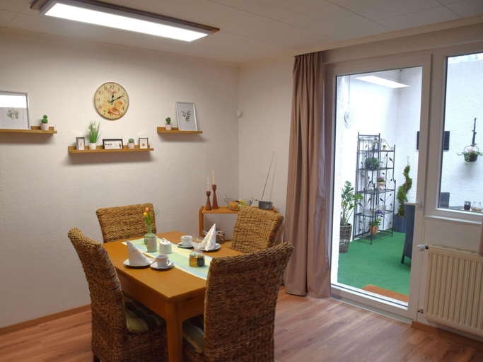 Dining 4, Farmhouse in Wilsecker Near Moselle Boat Tours, Eifelkreis Bitburg-Prüm