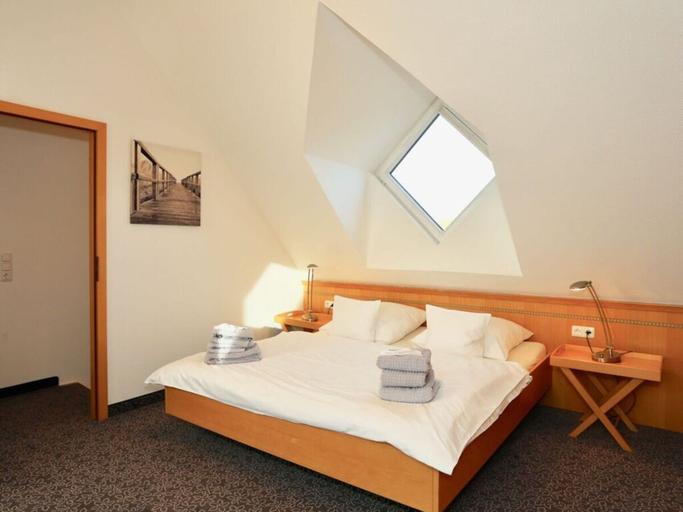 Room 5, Nice Holiday Home With Terrace, Aurich