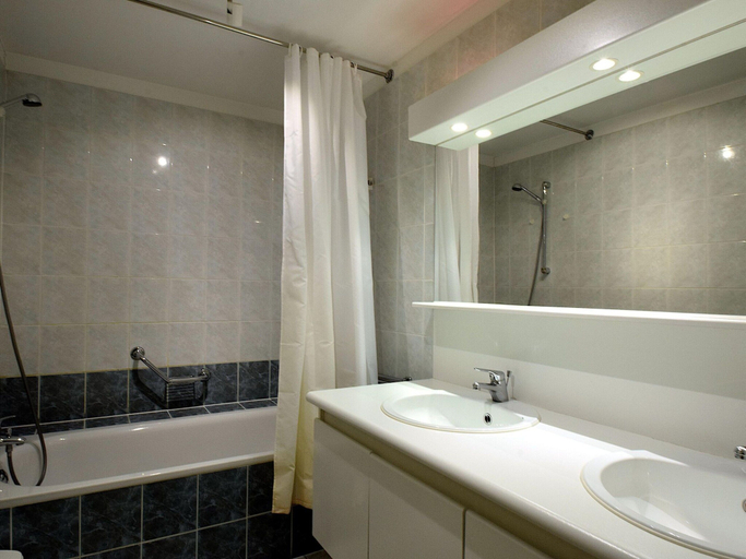 Bathroom, Celine 0201 Apartment in De Haan, West-Vlaanderen