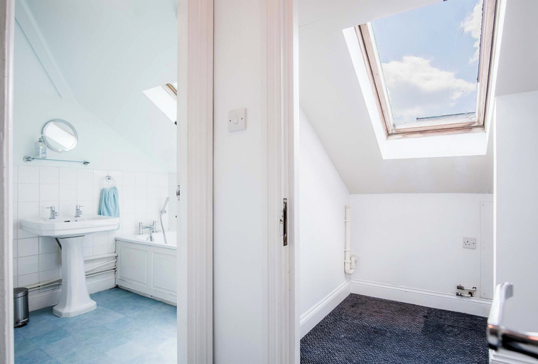 Bathroom 4, Rooftops - 1 Bedroom Apartment - Tenby, Pembrokeshire