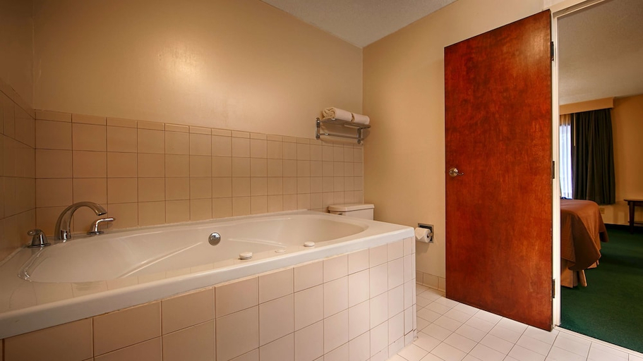 Bathroom 4, Best Western Home Place Inn, Benton