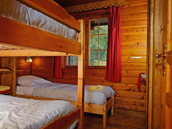 Bedroom 2, Spacious 8-Bedroom Chalet, Luxembourg