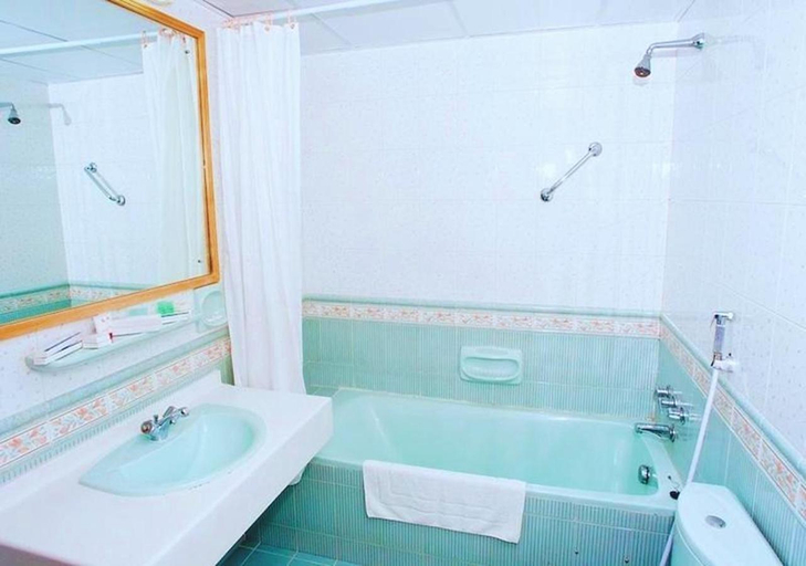 Bathroom 4, Safeer Hotel Suites, Muttrah