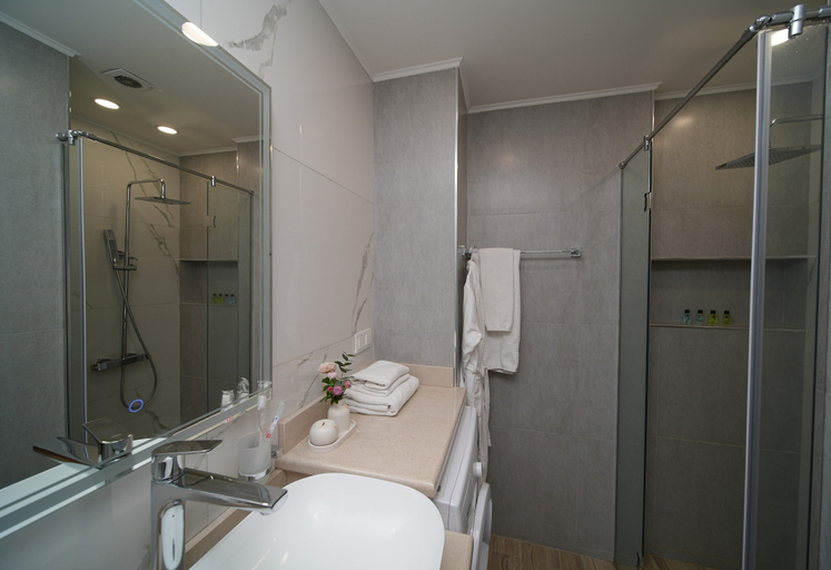 Bathroom 4, Modern 1-bedroom apartment by Sweet Home, Yerevan