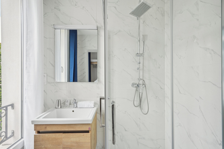 Bathroom 5, Hotel Le National Clichy Paris, Hauts-de-Seine