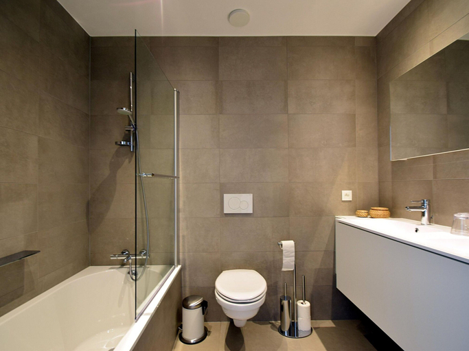 Bathroom, Apartment in De Haan With sea Beach, West-Vlaanderen