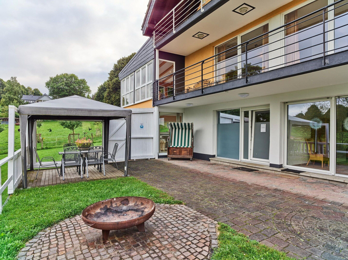 Exterior & Views 2, Geschmackvolles Ferienhaus mit Privatem Pool, Euskirchen
