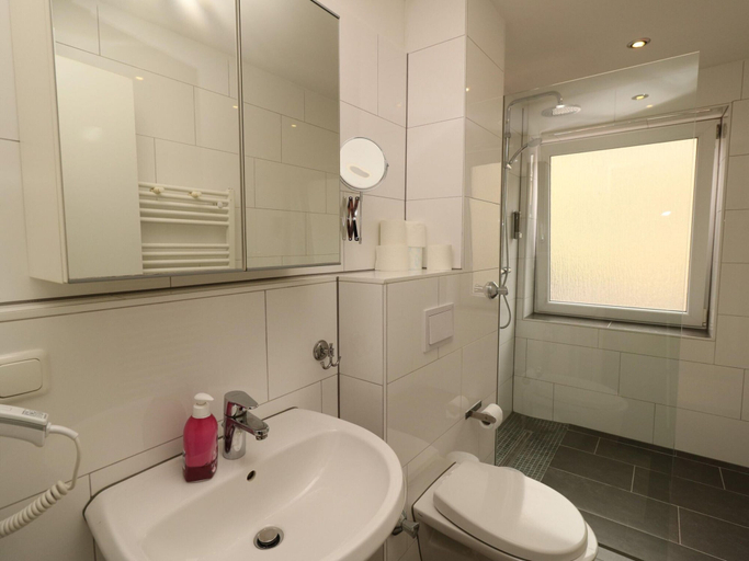 Bathroom 5, Cozy City Apartment, Essen