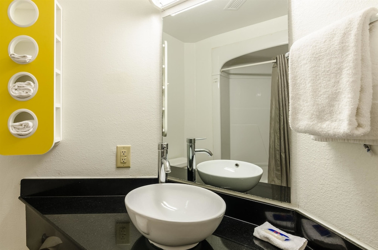 Bathroom, Motel6 Bristol, VA, Bristol