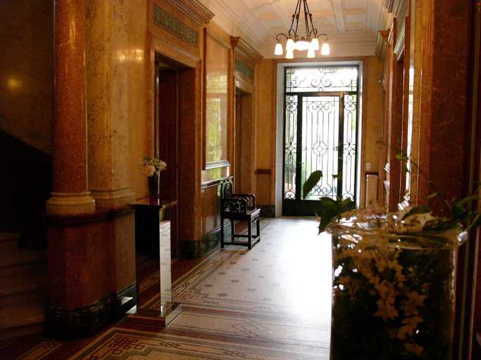 Public Area 2, La Maison de Sophie, Gard