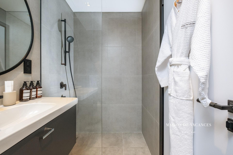 Bathroom 4, Luxurious 2BR w/ Waterfront and Burj Khalifa View, Dubai
