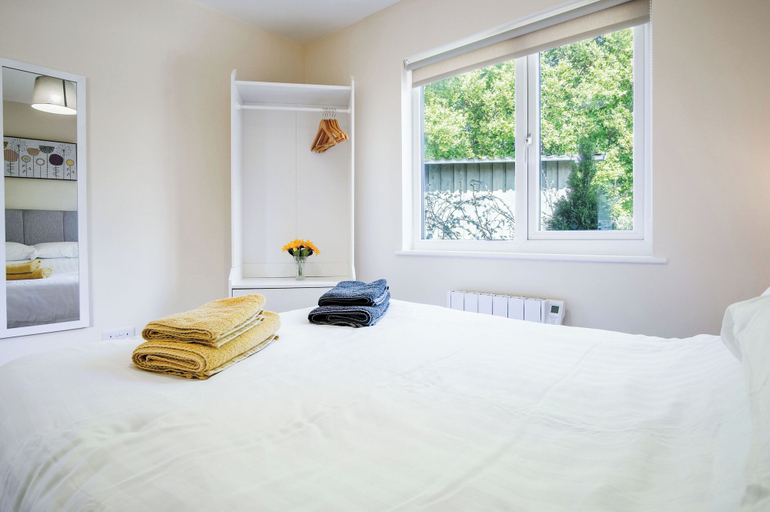 Bedroom 2, Skomer Lodge - 2 Bedroom Lodge - Manorbier, Pembrokeshire