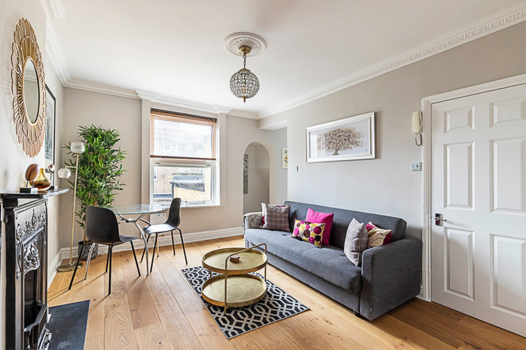 Others 5, Modern Top-floor Victorian Charm in Kensington, London