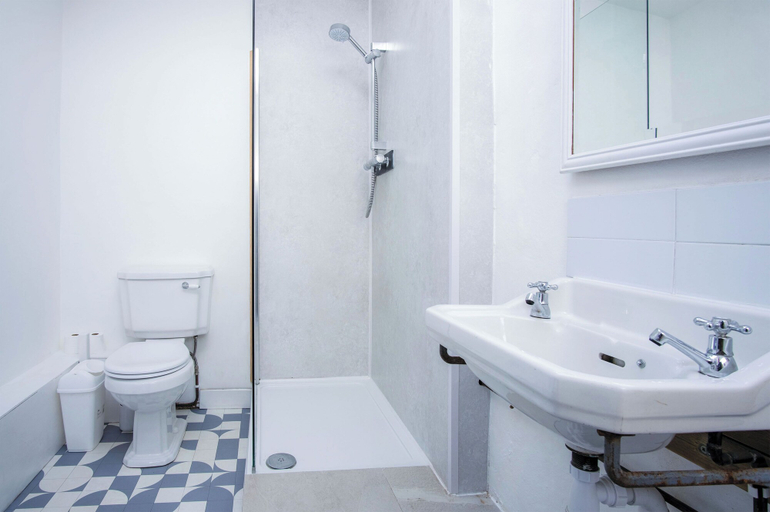Bathroom 4, Soap Barn - 1 Bedroom Cottage - Manorbier, Pembrokeshire