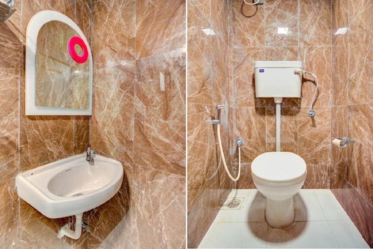 Bathroom 3, Hotel De Classico Juhu, Mumbai Suburban