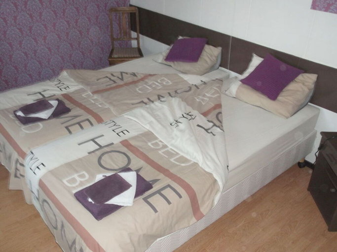 Room 2, Holiday Apartment at the Forest Lake, Heinsberg