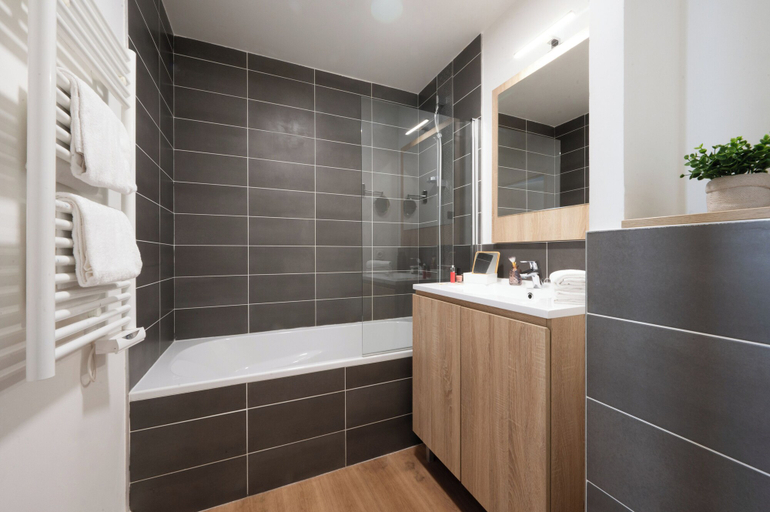 Bathroom 5, Nemea Appart'Hotel Riviera Nice Promenade, Alpes-Maritimes