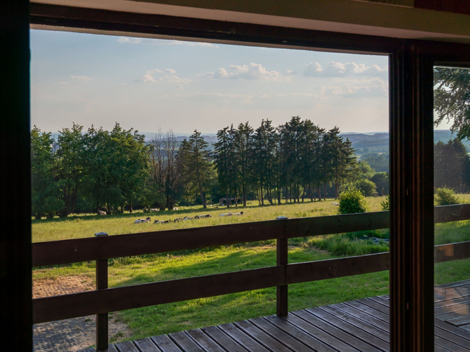 Others 5, Typical Ardennes Chalet With hot tub, Liège