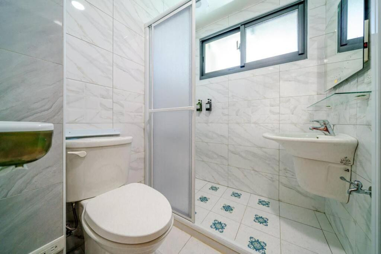 Bathroom 2, Zhen Ni Xiaozhu Jenny Inn, Yilan