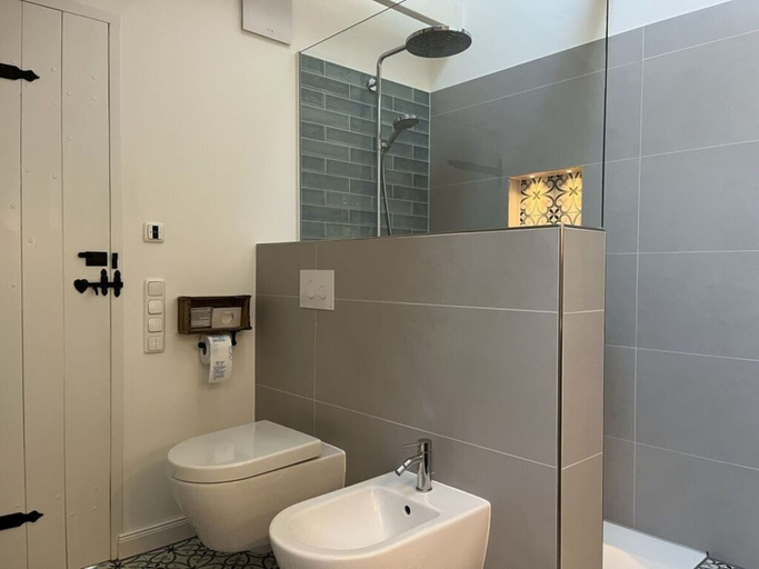 Bathroom 3, "peerboos" in the Haus am Deich, Nordfriesland