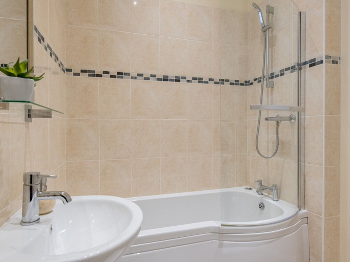 Bathroom 4, Church Lane Apartments, Lincolnshire