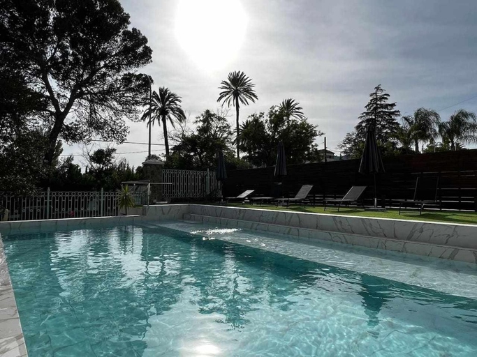 2, Los Almendros - Free Parking, Córdoba