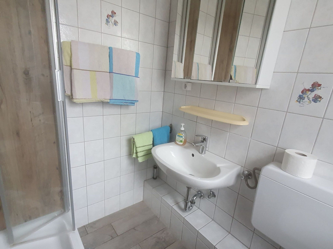 Bathroom 5, Schone Ferienwohnung mit Terrasse in Homberg, Schwalm-Eder-Kreis