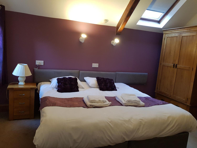 Bedroom 2, The Beacon & Railway Hotel, Gloucestershire