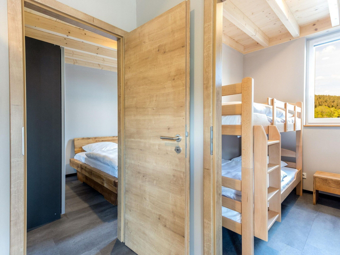 Bedroom 2, Bungalows mit Terrasse am Kronenburger See, Vulkaneifel