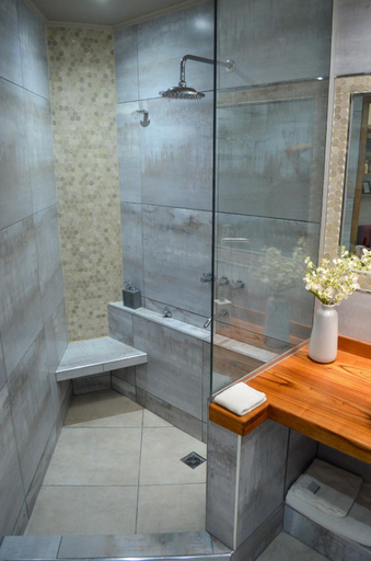 Shower 4, Catalina Apart, Capital