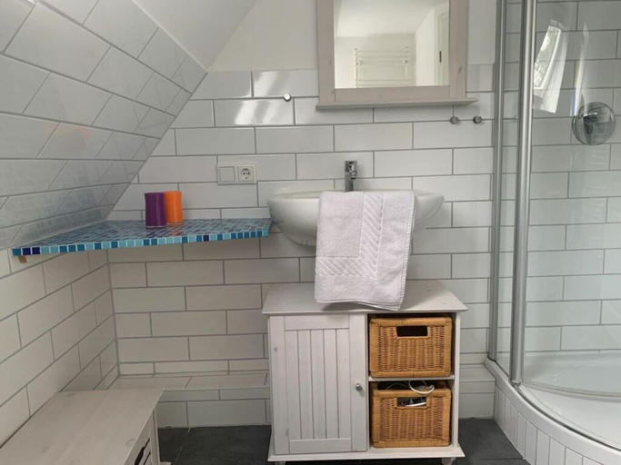 Bathroom 5, "luv" in House Smaswai 10, Nordfriesland