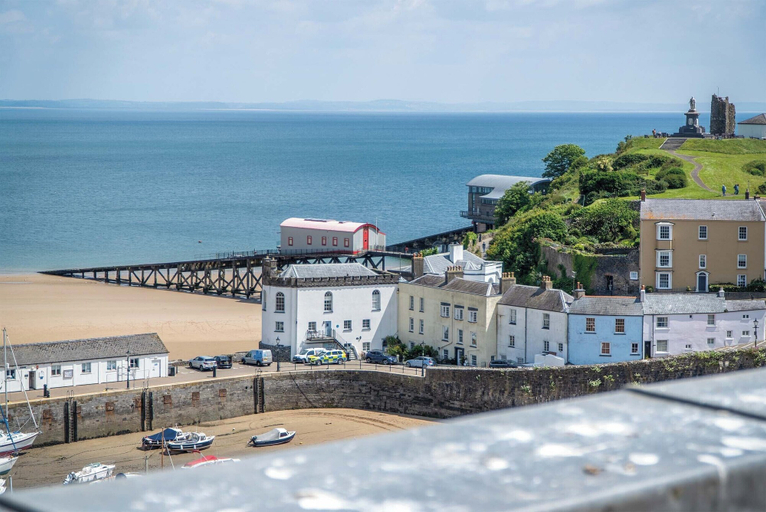 Exterior & Views 2, Rooftops - 1 Bedroom Apartment - Tenby, Pembrokeshire
