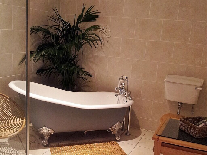 Bathroom 3, Tali Ayer, Highland