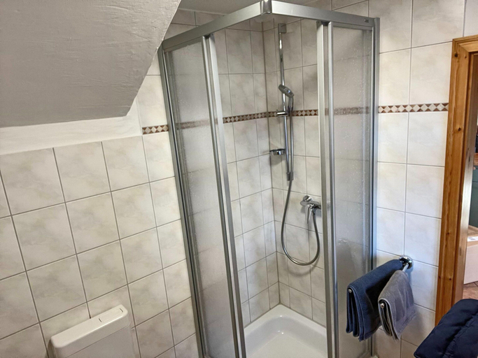 Bathroom 4, Wohnung in Dargun mit Pool und Streichelzoo, Mecklenburgische Seenplatte