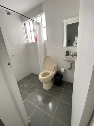 Bathroom 3, Baku Laureles Hostel, Medellín