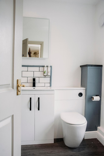 Bathroom 2, The George Inn, Wiltshire