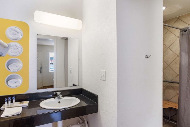 Bathroom 4, Americas Best Value Inn Bowling Green, Warren