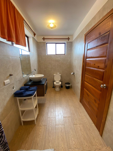 Bathroom 2, Black Pearl, Isabela