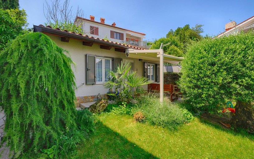 Others 4, Papillon- free parking, Koper